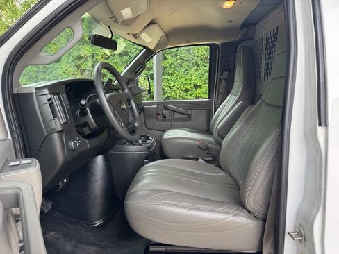 Used 2017 Chevrolet Express 2500 RWD image 24