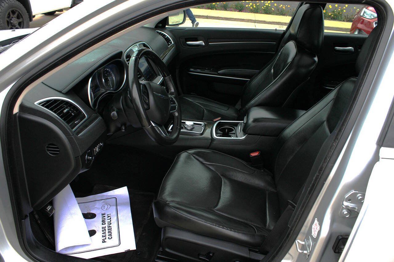 Used 2020 Chrysler 300 Limited RWD image 11