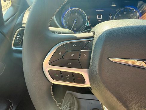 Used 2025 Chrysler Pacifica Select FWD image 14