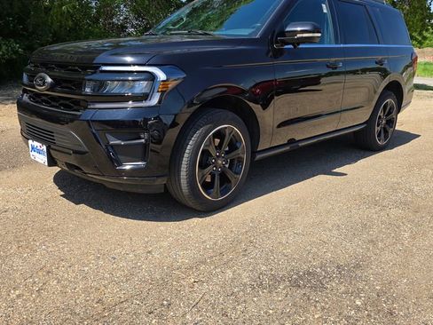 Used 2024 Ford Expedition Limited AWD/4WD image 2