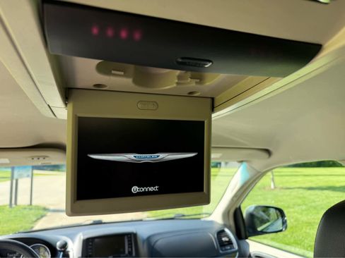 Used 2016 Chrysler Town & Country Touring FWD image 17