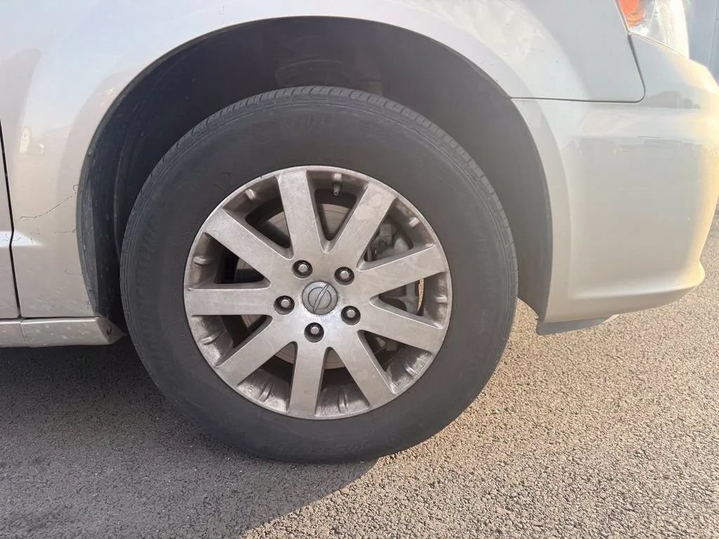 Used 2015 Chrysler Town & Country Touring FWD image 10