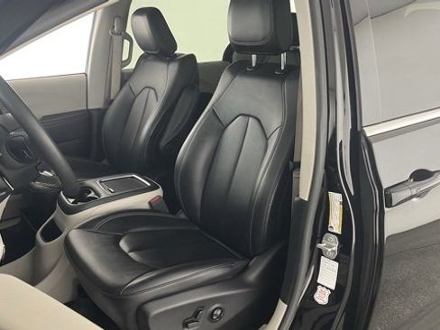 Used 2024 Chrysler Pacifica Touring-L image 33