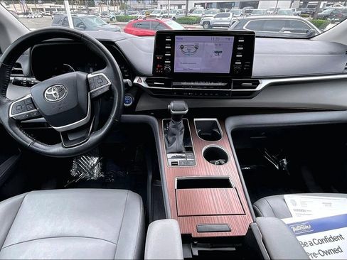Used 2023 Toyota Sienna XLE FWD image 11