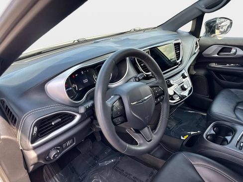 Used 2024 Chrysler Pacifica Limited FWD image 18