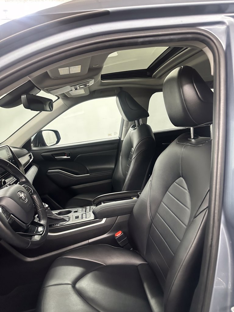 Used 2020 Toyota Highlander XLE AWD/4WD image 12