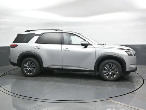 Used 2025 Nissan Pathfinder SV FWD image 3