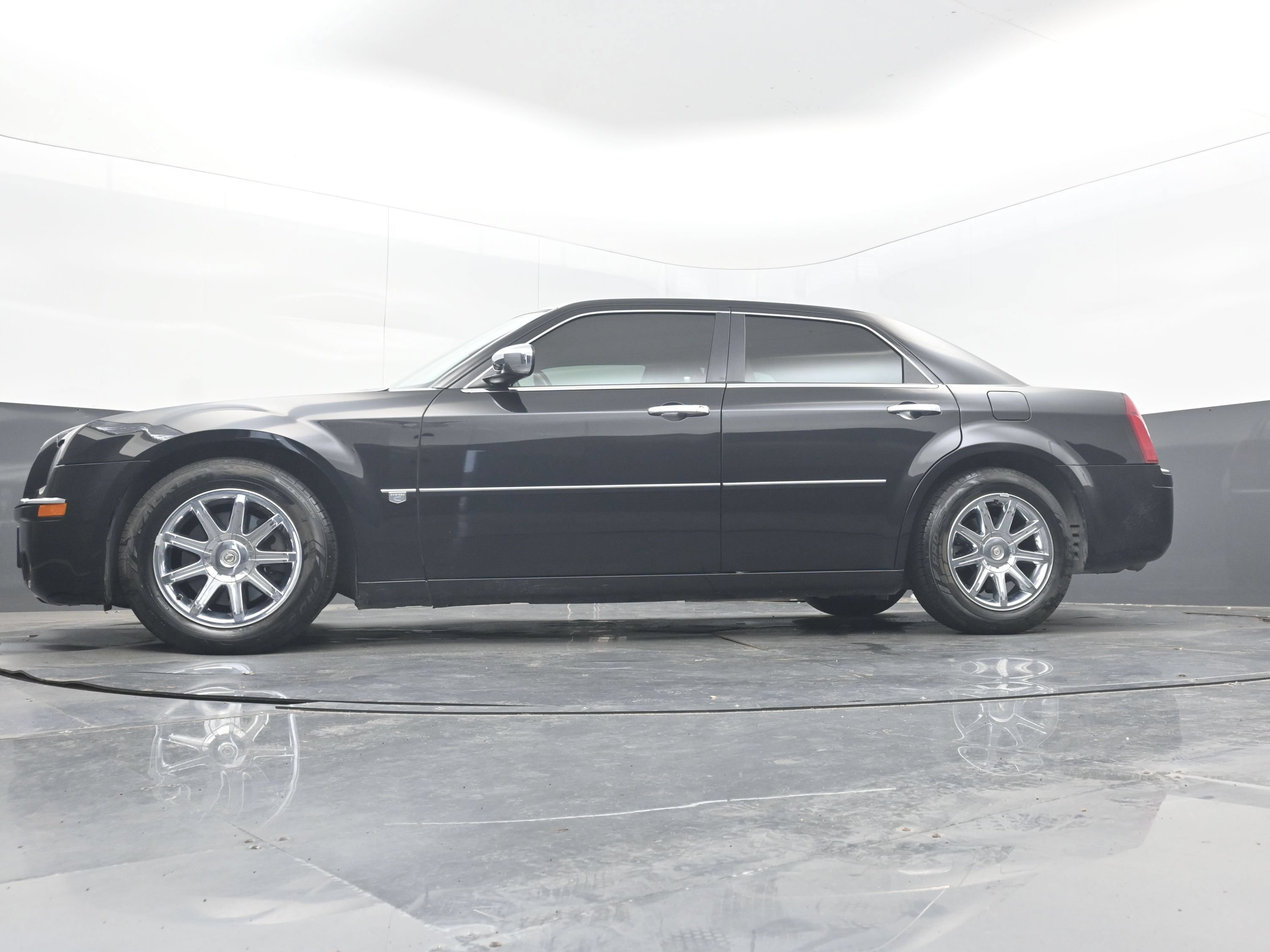 Used 2005 Chrysler 300 C w/ Navigation & Sound Group II RWD image 26