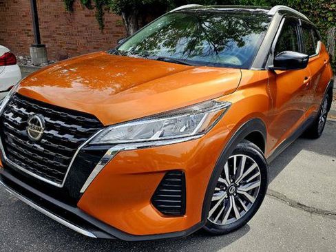 Used 2021 Nissan Kicks SV FWD image 1