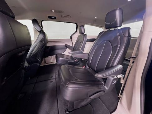 Used 2024 Chrysler Pacifica Touring-L image 25