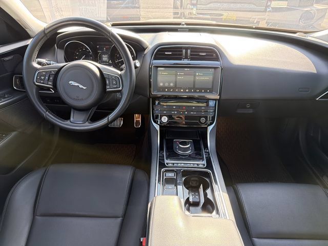 Used 2019 Jaguar XE Premium RWD image 12