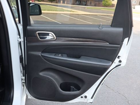 Used 2016 Jeep Grand Cherokee Overland AWD/4WD image 24