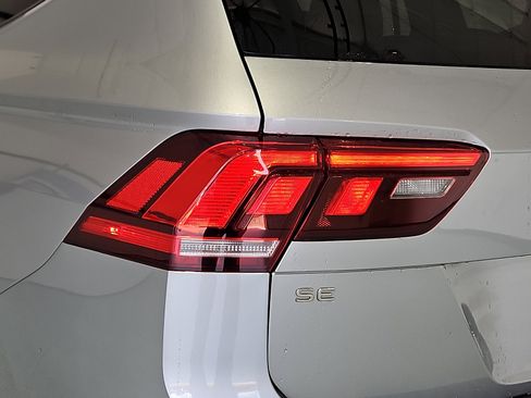 Certified 2023 Volkswagen Tiguan SE R-Line FWD image 7