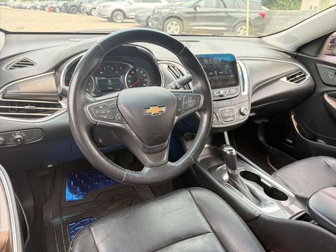 Used 2018 Chevrolet Malibu LT w/ Leather Package FWD image 16