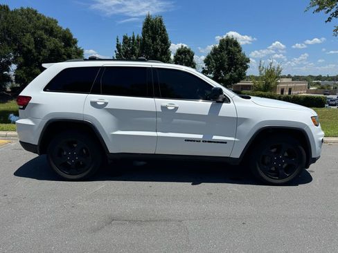 Used 2018 Jeep Grand Cherokee Laredo AWD/4WD image 38