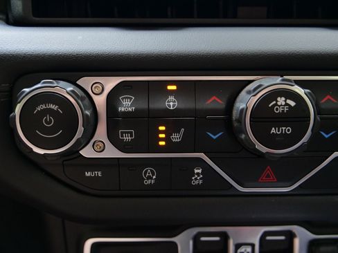Used 2024 Jeep Wrangler Unlimited Sahara AWD/4WD image 15