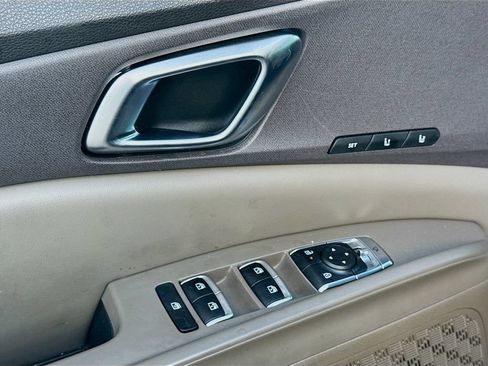 Used 2025 Kia Carnival EX FWD image 22