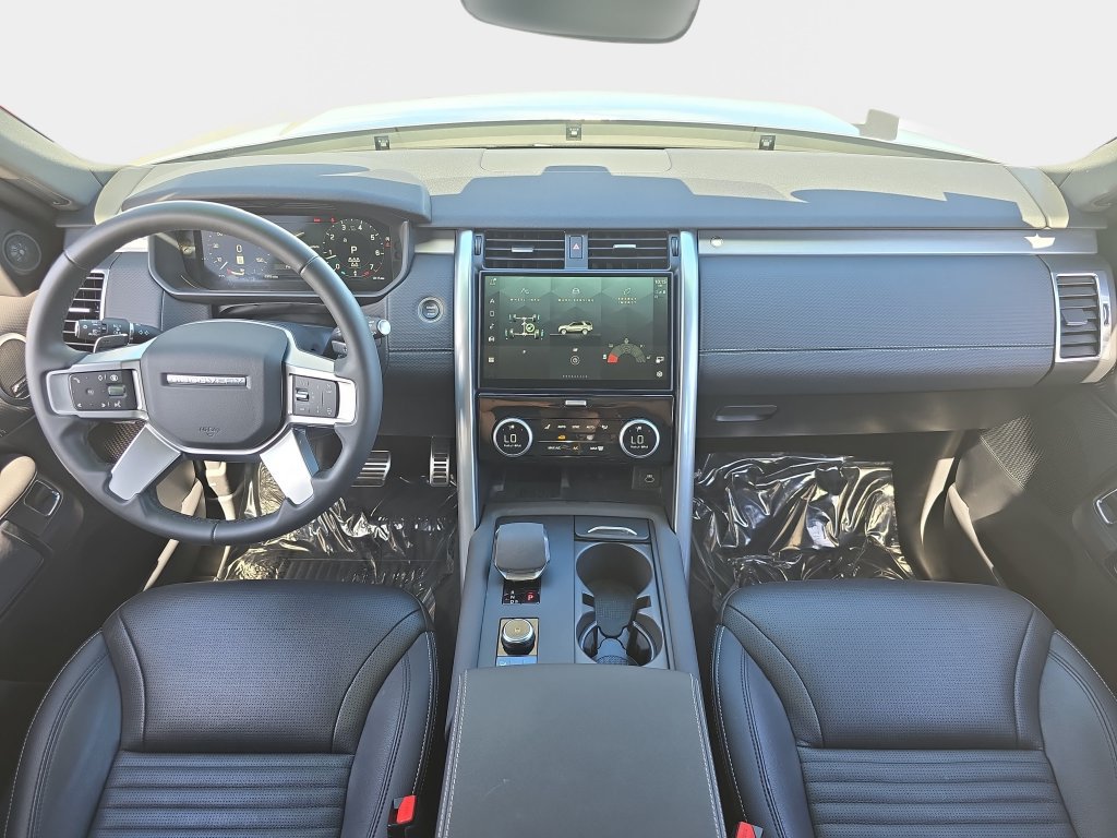 Used 2025 Land Rover Discovery Dynamic SE AWD/4WD image 9