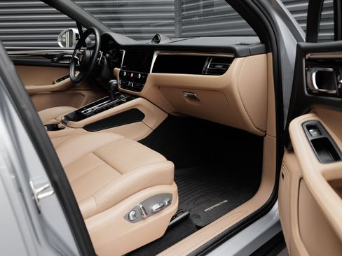 Certified 2026 Porsche Macan AWD/4WD image 36