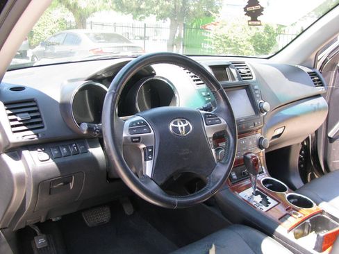 Used 2011 Toyota Highlander Limited w/ Tow Pkg FWD image 9
