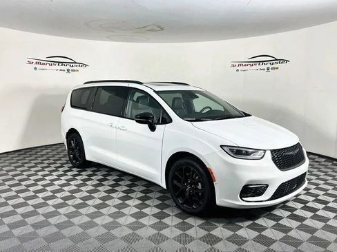 Used 2025 Chrysler Pacifica Limited AWD/4WD image 1