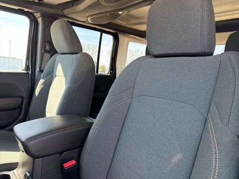 Used 2024 Jeep Wrangler Unlimited Sahara AWD/4WD image 19