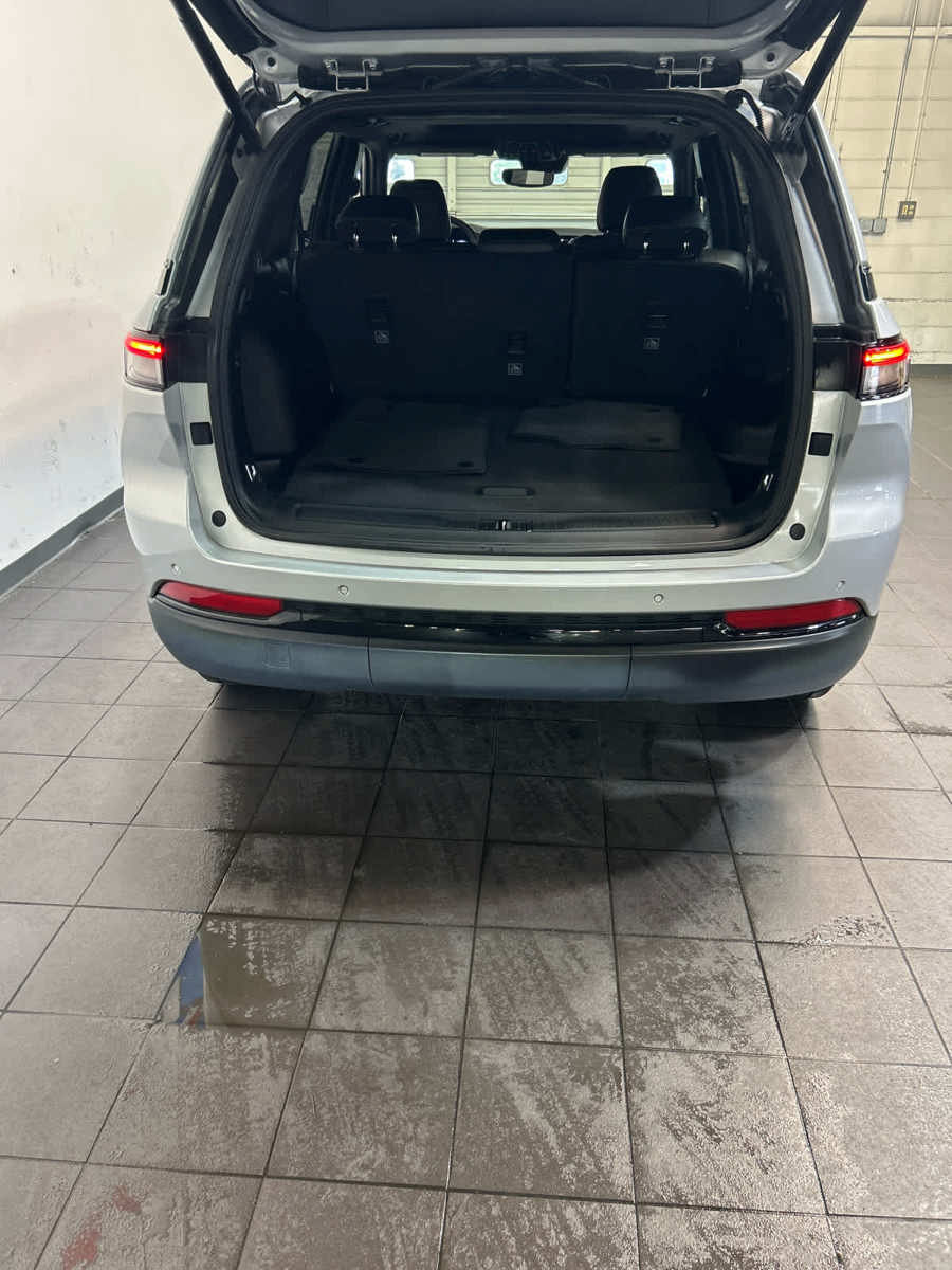 Used 2023 Jeep Grand Cherokee Altitude AWD/4WD image 11