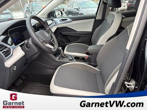 Certified 2025 Volkswagen Taos SE image 10