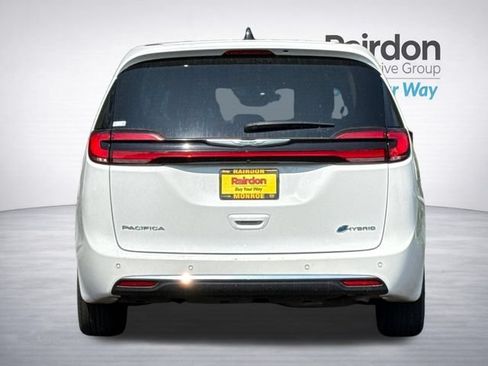 Used 2023 Chrysler Pacifica Touring-L FWD image 5