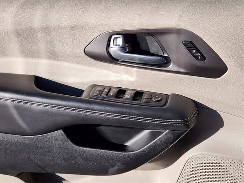 Used 2024 Chrysler Pacifica Touring-L image 6