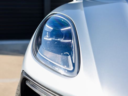 Certified 2025 Porsche Macan image 13