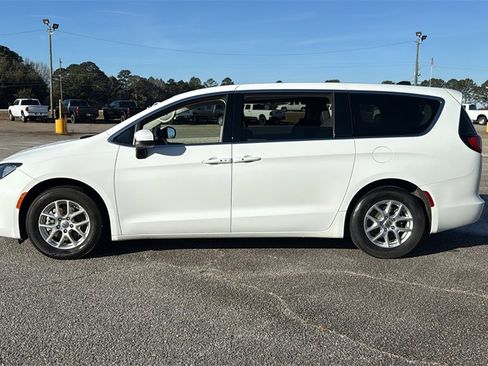 Used 2022 Chrysler Voyager LX image 5