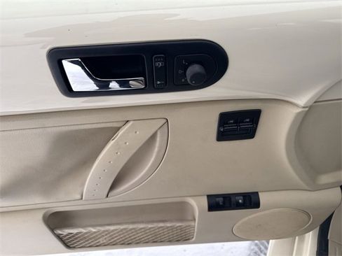 Used 2008 Volkswagen Beetle S image 11