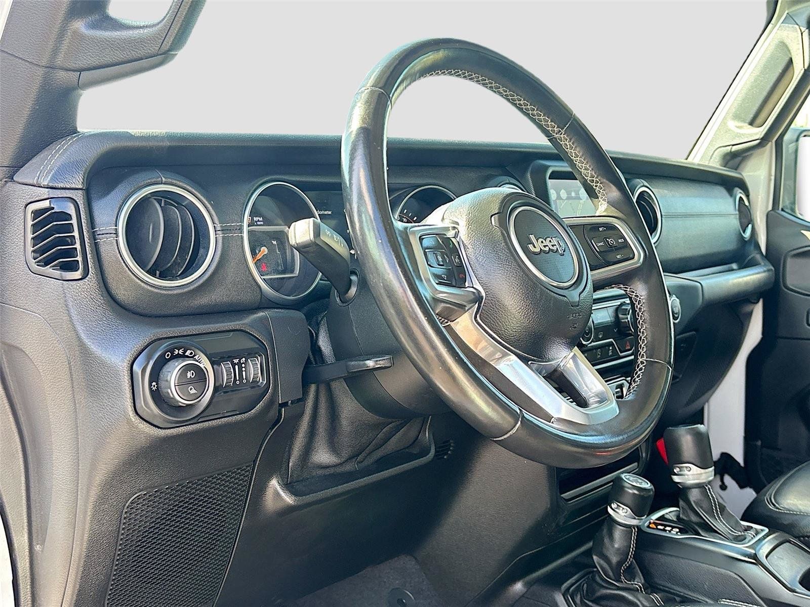 Used 2020 Jeep Gladiator Overland AWD/4WD image 9