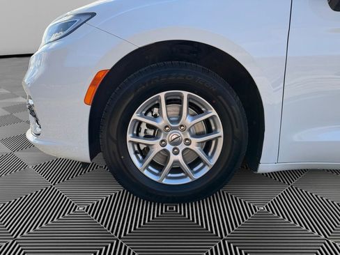 Used 2024 Chrysler Pacifica Touring-L image 9