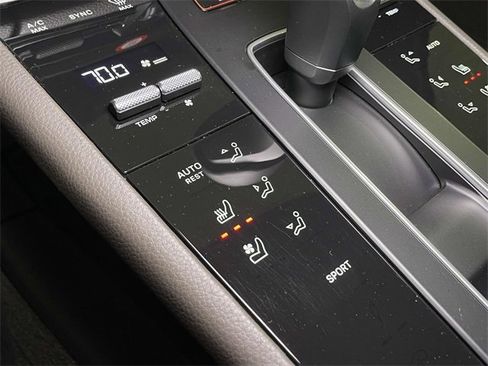 Used 2025 Porsche Macan image 33