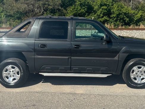 Used 2003 Chevrolet Avalanche 4x4 w/ Suspension Package, Off-Road image 6