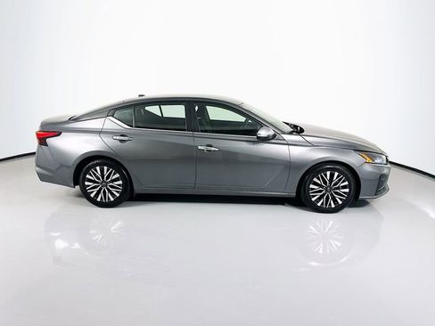 Used 2024 Nissan Altima 2.5 SV image 10
