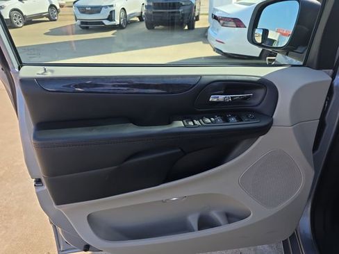 Used 2018 Dodge Grand Caravan SE w/ UConnect Hands-Free Group image 10