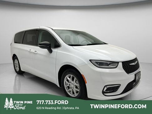 Used 2024 Chrysler Pacifica Touring-L FWD image 1