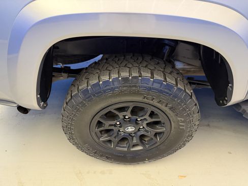 Used 2019 Toyota Tacoma SR5 AWD/4WD image 8