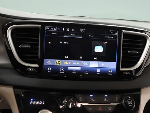 Used 2023 Chrysler Pacifica Touring-L FWD image 11