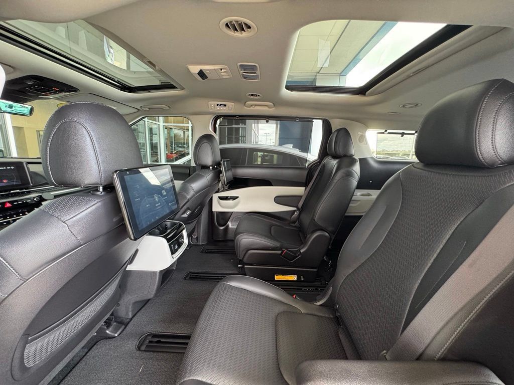 Used 2023 Kia Carnival SX Prestige FWD image 25