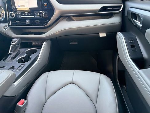 Used 2025 Toyota Highlander XLE AWD/4WD image 18