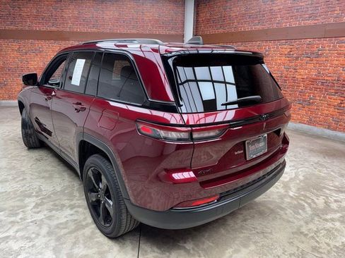 Used 2023 Jeep Grand Cherokee Altitude image 2