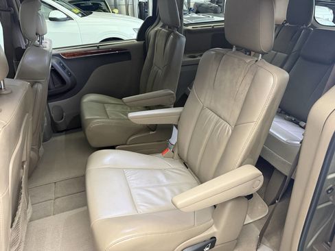 Used 2016 Chrysler Town & Country Limited Platinum image 22