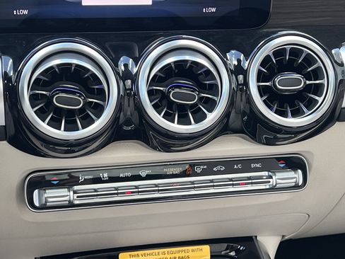 Used 2025 Mercedes-Benz GLB 250 image 36