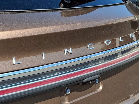 Used 2022 Lincoln Nautilus FWD w/ Premium Package image 9