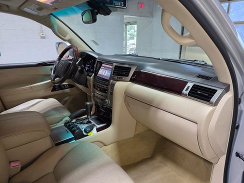 Used 2013 Lexus LX 570 4WD w/ Luxury Pkg w/Pre-crash image 30