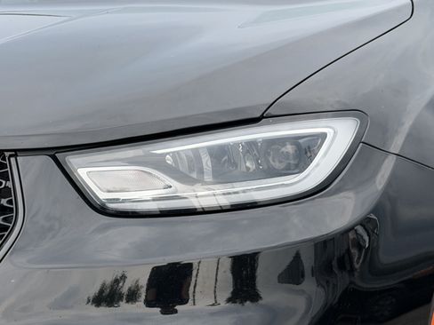 Used 2025 Chrysler Pacifica Limited FWD image 6